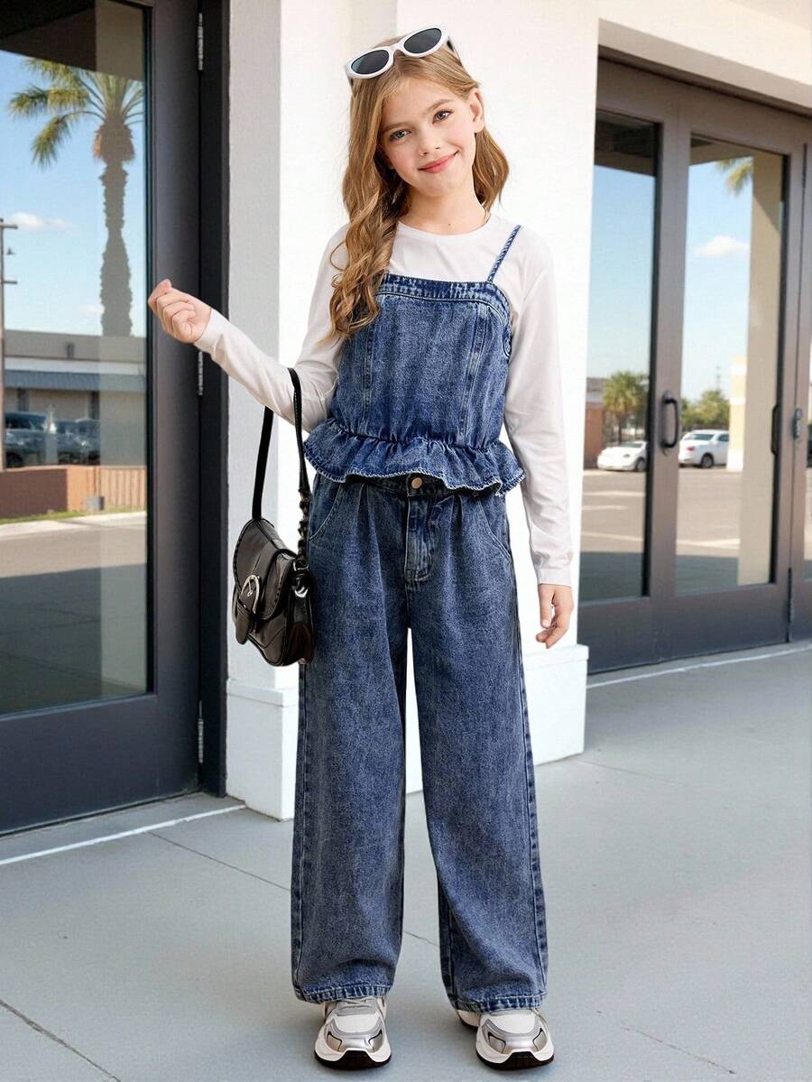 Conjunto de 3 peças de jeans estilo Y2K para meninas pré-adolescentes, incluindo: blusa jeans azul-claro com alças e babados, camiseta branca justa de manga comprida e calça jeans azul-claro com pernas largas. Tecido macio e confortável, adequado para uso diário, escola e deslocamento. - Azul e branco - Ver 1