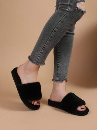 Pantufla tipo slide negra de peluche
