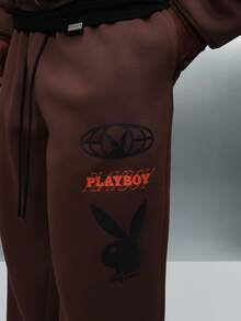 PLAYBOY X SUMWON 阔腿滑板慢跑运动裤，带有图案和徽标细节，适合休闲街头服饰 - 摩卡棕 - 查看 5