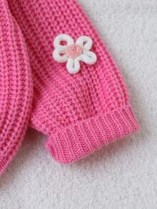 SHEIN 1 Stück Baby Mädchen Pullover, rosa Rundhalsausschnitt mit "Baby" gesticktem Buchstaben und 3D Blumen Dekor, süßer & frischer minimalistischer Stil, reguläre Dicke, sauberer Saum und Bündchen, weiche und glatte Textur, vielseitig für den täglichen Gebrauch, Outdoor-Spiel, geeignet für Frühling/Herbst