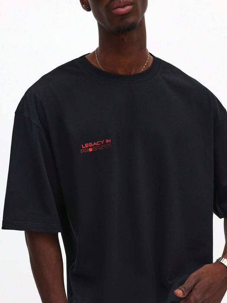 赤いプリントのオーバーサイズステートメントテキストTシャツ
