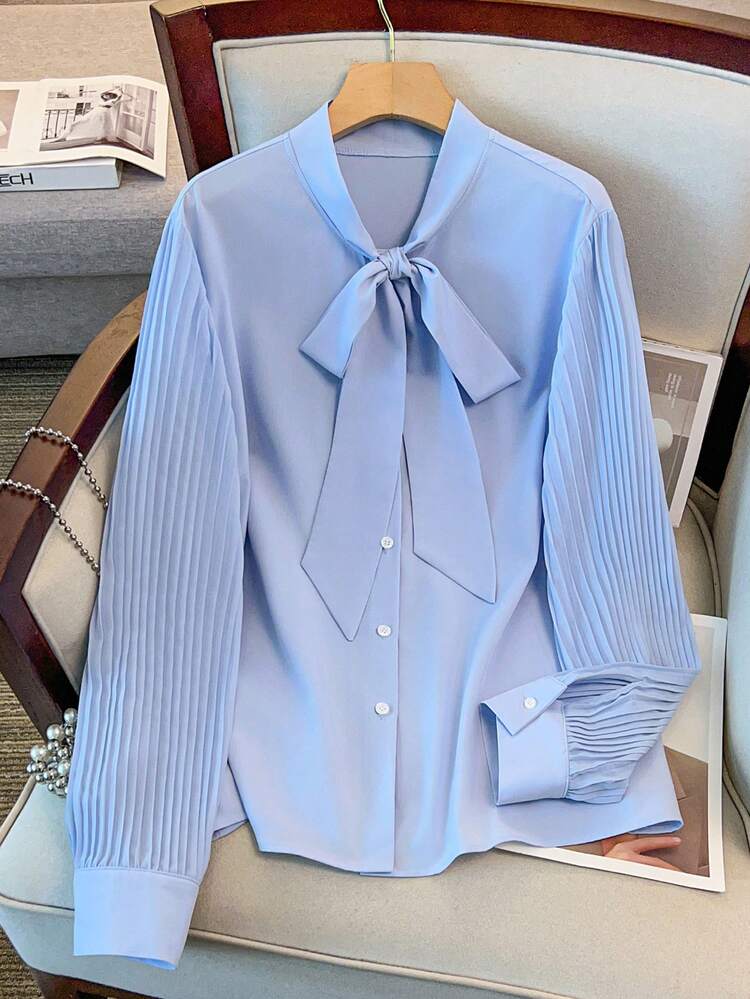 GlowEve CURVE プラスサイズ女性用 ベストセラー エレガントなちょう結びカラー 長袖シャツ、プリーツスリーブデザイン、無地シングルブレスト トップス、通勤、レイヤリング、カジュアルウェアに適しています - ブルー - 見る 1