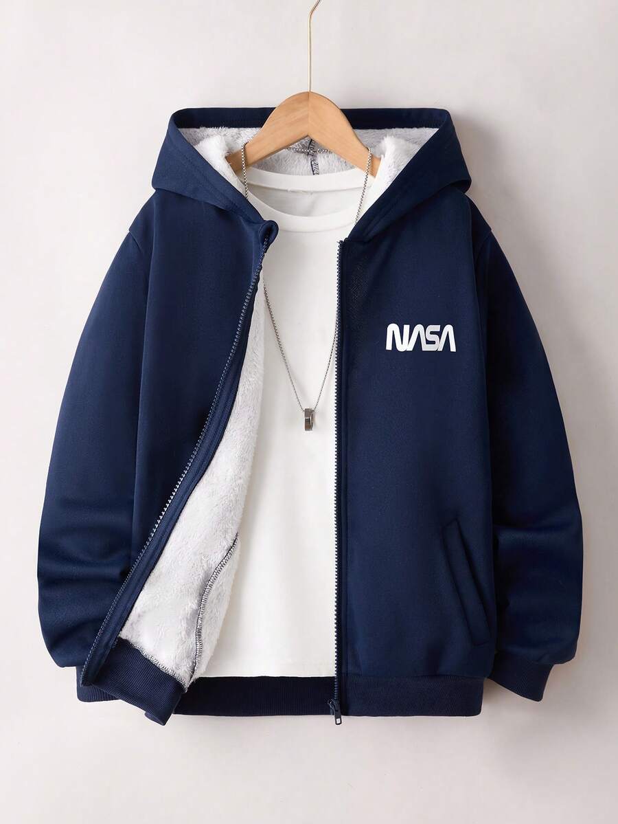 男童休闲学院风印花连帽抓绒外套，适合秋冬季日常穿着、通勤和上学穿着。