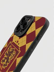 HARRY POTTER X SHEIN 黑色磨砂软壳手机壳，印有格兰芬多学院徽章和红黄菱形图案，兼容iPhone和Galaxy手机——是《活下来的男孩》粉丝和格兰芬多支持者日常使用的理想之选。这款手机壳兼容iPhone 17/Air/17 Pro/17 Pro Max，保护壳也适用于iPhone和Galaxy手机。 - 黑色 - 查看 5