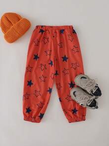 THE HAPPY LOOK Kleine Jungen Jogginghose mit Stern-Print, roter Strickstoff, elastische Taille, schräge Tasche, süßer, lässiger