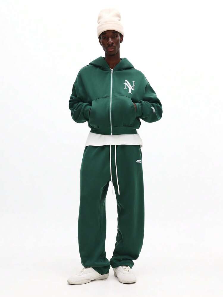 후드 스웨트셔츠와 스웨트팬츠 코디 세트