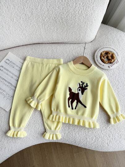 Babyflickors set med jacquardmönster och volangkant, rund halsringning och matchande stickade byxor. Mjukt och bekvämt set. Lämpligt för vår, höst och vinter. Lämpligt för vardagsbruk, utflykter, resor, semester, hem, dagis och barnlek.