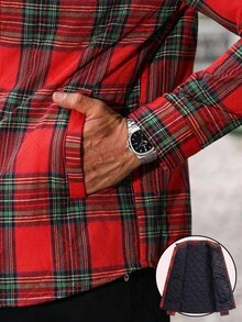 Manfinity CasualCool Giacca di cotone imbottita leggera a quadri rossi da uomo per autunno/inverno, con colletto alla coreana e design con bottoni, casual, regalo per il fidanzato, stile di strada, camicia di flanella a quadri per uomo, manica lunga, abbigliamento casual di strada, giacca a quadri per uomo per uso quotidiano, tempo libero, weekend, attività all'aperto, viaggi, ambienti di lavoro rilassati o occasioni semi-formali, regalo per il fidanzato/marito, regalo di anniversario, Natale