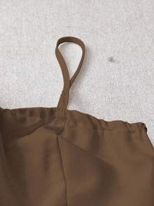 GlowEve Bộ đồ 2 món thời trang áo crop top cổ lệch viền bèo nhún màu trơn và quần short sọc cho nữ - màu nâu - Xem 3