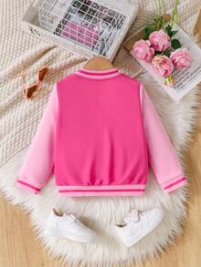 Elladie kids 返校季女童撞色罗纹领口、袖口和下摆，胸前绣有字母“A”，袖子印有英文图案，正面纽扣开合，粉色袖子搭配酒红色衣身的针织卫衣，棒球夹克，运动休闲校园风，适合春秋季节穿着，日常休闲户外装扮。