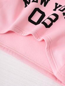 SHEIN مجموعة مكونة من 3 قطع: هوديي مقصوص مطبوع عليه اسم المدينة، توب كاميسول بسيط، وبنطلون جينز واسع مشوه، طراز كاجوال عصري مناسب للخروجات والعطلات والأوقات الحرة