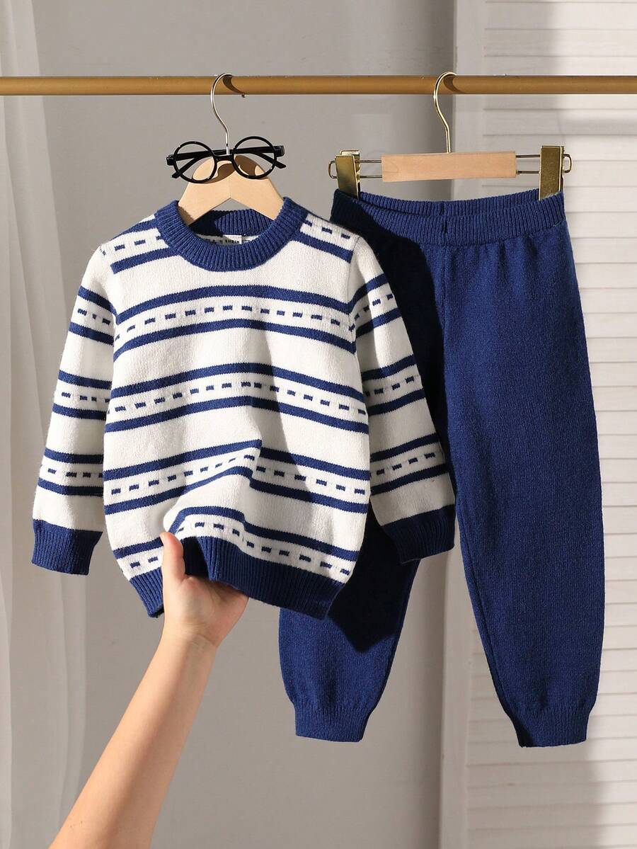 SHEIN Playful Pals Set de 2 piezas de suéter de cuello redondo a rayas azul y blanco y pantalones azules suaves y cómodos para niños pequeños, adecuado para uso casual, al aire libre, viajes, vacaciones, hogar, guardería y juego de niños - azul real - Ver 1