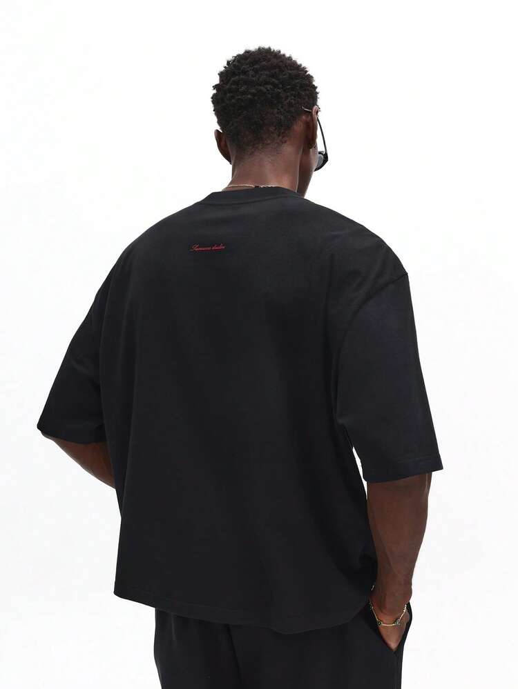 赤いプリントのオーバーサイズステートメントテキストTシャツ