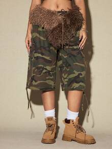 ROMWE Grunge Punk Shorts de mezclilla con parches de piel sintética con estampado de camuflaje para mujer - Verde militar - Ver 4