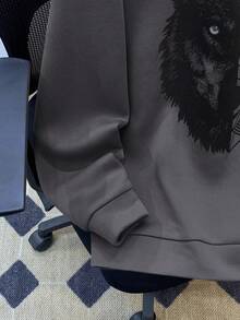 SHEIN 1件青少年男童休闲百搭舒适狼图案宽松连帽卫衣，适合派对礼物、返校季、秋冬季、感恩节、圣诞节、冬季等场合，温暖舒适的秋冬款式，连帽卫衣 - 深灰色 - 查看 4