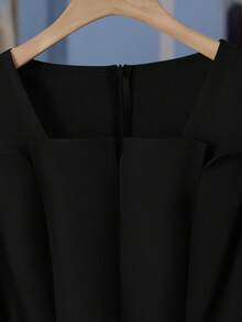 GlowEve 女士优雅通勤连衣裙，巧克力棕色方领，3D褶裥，金属扣腰带，收腰设计，A字版型，鱼尾下摆 - 黑色 - 查看 3