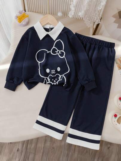 مجموعة من قطعتين للفتاة الصغيرة، تتكون من ملابس علوية بطبعة أرنب جميلة وياقة رمادية مرقعة، وبنطلون واسع الساق، ملابس مريحة وعملية للموسم الانتقالي بين الربيع والخريف