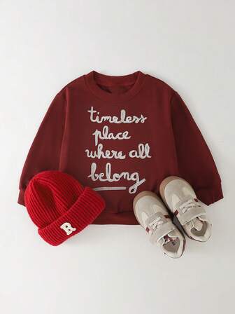 THE HAPPY LOOK 年轻男孩字母刺绣紫红色针织落肩运动衫，复古休闲风格