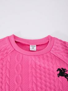 SHEIN Explorewe Casuvi 儿童女童两件套冬季服装，针织双层提花纹理套头衫套装，带有马术运动图案印花，适合秋冬季休闲、运动、度假穿着 - 玫紅色 - 查看 3