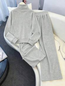 GlowEve CURVE 2 件大码女式休闲运动学院风运动服套装，带马标志，适合返校季、秋冬季，高领夹克 + 休闲裤 - 灰色 - 查看 2