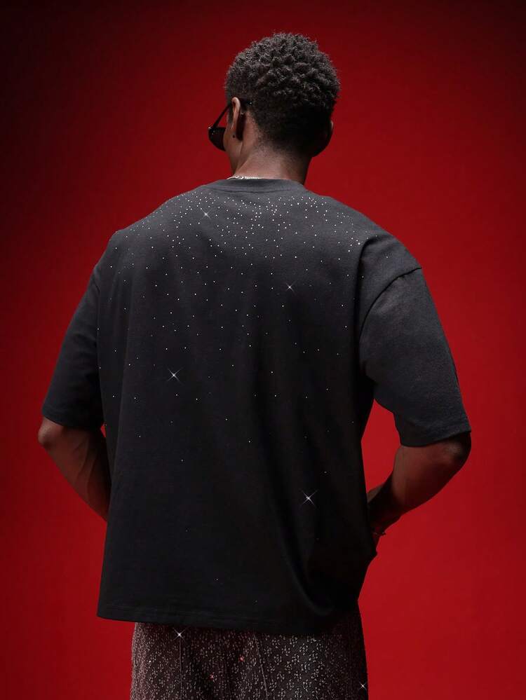 Camiseta de gola redonda com strass espalhados