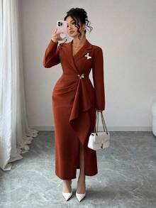 Elenzga Vestido marrón con textura gruesa, cuello en V cruzado, hebilla metálica con diseño de mariposa, bajo asimétrico, abertura alta, mangas largas, ajuste entaajustadobodycon, elegante y versátil para oficina/casual, talla grande - Marrón - Ver 7