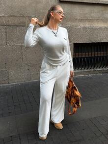 SHEIN EZwear 2件套大码女式骑士印花圆领长袖T恤和裤子休闲套装 - 淺灰色 - 查看 5