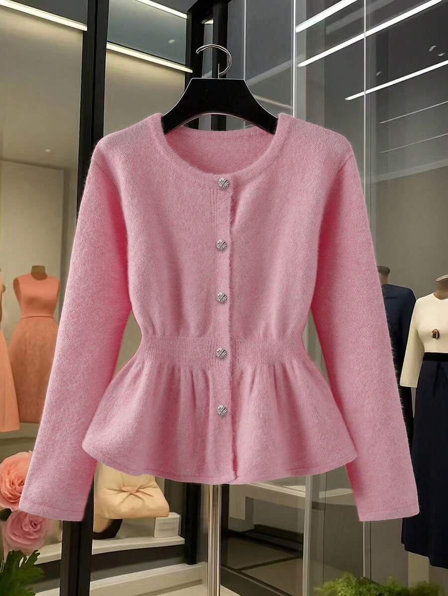 GlowEve CURVE Cardigan tricoté à col rond de couleur unie pour femmes grandes tailles avec décoration de boutons métalliques et ourlet en queue de poisson. Tenue décontractée pour Noël, la rentrée, les vacances, le bureau, l'automne/hiver - Rose bonbon - Voir 1