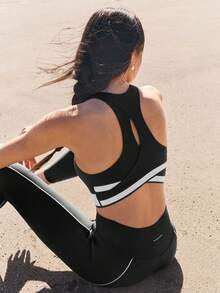 GLOWMODE FeatherFit™ 弹力光泽流苏吸汗交叉后背双色可拆卸罩杯贴身带长线运动文胸低冲击瑜伽普拉提工作室日常运动服 - 黑與白 - 查看 1
