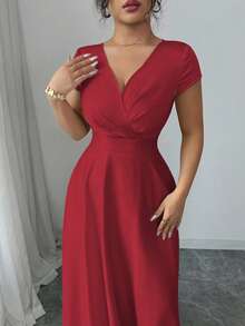 Elenzga 大码女士优雅浪漫V领短袖褶裥A字长裙，适合宴会、派对、婚礼宾客、姐妹聚会等场合，采用光泽柔和的挺括缎面面料，春秋季穿着。
