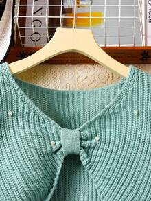 1件春秋纯色圆领珍珠针织无袖连衣裙搭配短款V领串珠蝴蝶结长袖毛衣，常规厚度，休闲日常穿着，适合聚会、逛街等场合