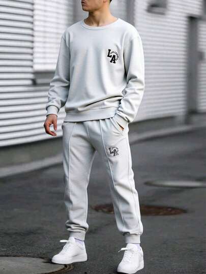 2 件套青少年男童休闲基本款字母印花圆领套头衫和抽绳运动裤套装，设计简洁精致，适合秋冬叠穿