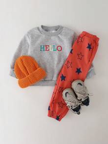 THE HAPPY LOOK Kleine Jungen Jogginghose mit Stern-Print, roter Strickstoff, elastische Taille, schräge Tasche, süßer, lässiger