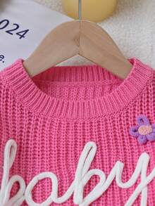 SHEIN 1 Stück Baby Mädchen Pullover, rosa Rundhalsausschnitt mit "Baby" gesticktem Buchstaben und 3D Blumen Dekor, süßer & frischer minimalistischer Stil, reguläre Dicke, sauberer Saum und Bündchen, weiche und glatte Textur, vielseitig für den täglichen Gebrauch, Outdoor-Spiel, geeignet für Frühling/Herbst