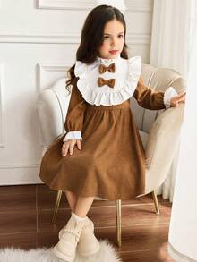 年轻女孩灯芯绒拼色立领荷叶边下摆蝴蝶装饰腰部修身喇叭裙，适合秋冬休闲外出，优雅中长连衣裙，棕色 - 卡其色 - 查看 6