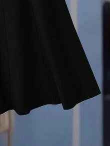 GlowEve 女士优雅通勤连衣裙，巧克力棕色方领，3D褶裥，金属扣腰带，收腰设计，A字版型，鱼尾下摆 - 黑色 - 查看 7