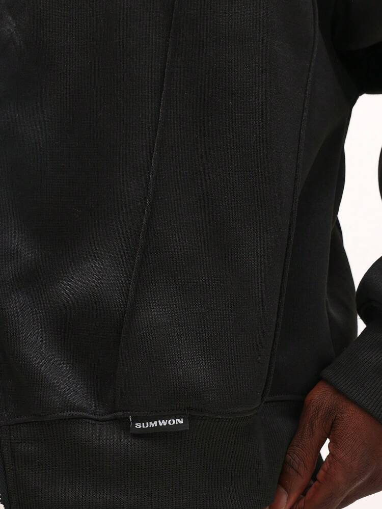 Moletom com zíper e modelagem quadrada com bolso central