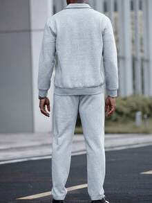 Manfinity CasualCool Manfinity 男士休闲酷炫纯色长袖套头卫衣和长裤套装。这套两件套服装是一款精致休闲的男士运动服套装。采用舒适的针织面料，非常适合居家和户外活动。它也是馈赠亲友的绝佳礼物，适合秋季穿着。 - 淺灰色 - 查看 2