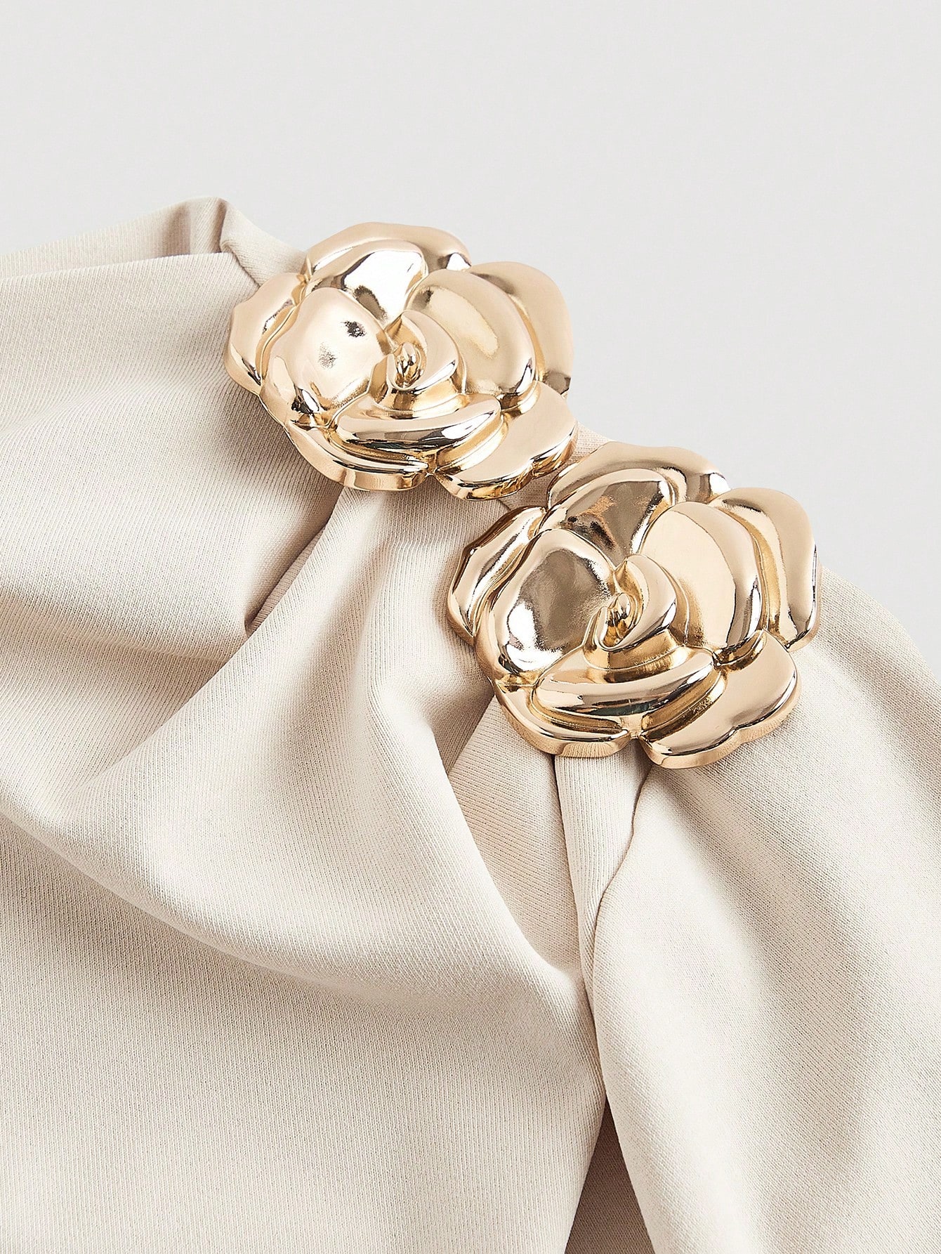 فستان نسائي أنيق بأكتاف غير متماثلة