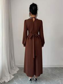 Al Najma 女士棕色长袖针织泡泡珍珠腰A字连衣裙，优雅后腰系带 - 棕色 - 查看 2