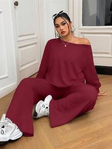 SHEIN EZwear 2 件大码酒红色不对称肩长袖宽松休闲上衣和喇叭裤套装 - 酒紅色 - 查看 2