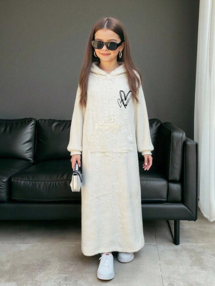 SHEIN Vestido con capucha largo y esponjoso con hombros caídos y bordado de corazón para niñas preadolescentes, de estilo casual, grueso de felpa para otoño/invierno