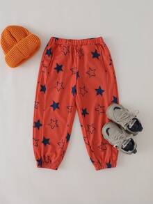 THE HAPPY LOOK Kleine Jungen Jogginghose mit Stern-Print, roter Strickstoff, elastische Taille, schräge Tasche, süßer, lässiger