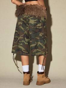 ROMWE Grunge Punk Shorts de mezclilla con parches de piel sintética con estampado de camuflaje para mujer - Verde militar - Ver 2