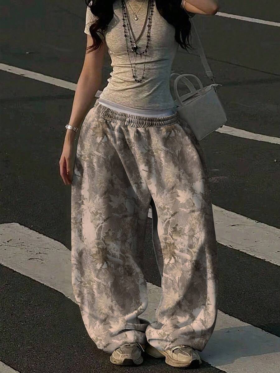 SHEIN Women's Fashion Camouflage Print Curved Leg Sweatpants - Multicolor - View 1