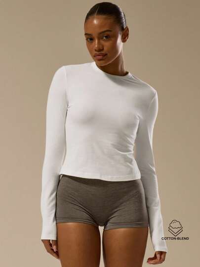 MUSERA ESSENTIALS Camiseta de cuello redondo de manga larga ajustada, básica elegante y sexy para otoño, suave y mantecosa, ideal para Navidad, Acción de Gracias y ocasiones elegantes