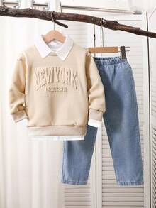 Genkimix Kids 2 件套年轻男孩休闲时尚杏色运动衫，带压花英文文字和松紧腰牛仔裤套装，适合休闲和通勤，适合幼儿男孩秋冬户外活动 - 杏色 - 查看 1