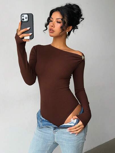 Aloruh Coffee Color Asymmetric Collar Metal Buckle Contrast Color Long Sleeve Ribbed Knit Bodysuit,Brown Bodysuit,Old Money Style Solid Color Bodysuit,Off The Shoulder Bodysuit,Office Attire For Women,Business Casual Outfits Women,Classy Outfits For Women,Commuting Fall Outfits For Women,Cozy Fall And Winter Clothes For Women
