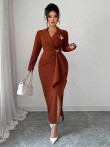 Elenzga Vestido marrón con textura gruesa, cuello en V cruzado, hebilla metálica con diseño de mariposa, bajo asimétrico, abertura alta, mangas largas, ajuste entaajustadobodycon, elegante y versátil para oficina/casual, talla grande - Marrón - Ver 5