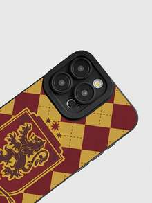 HARRY POTTER X SHEIN 黑色磨砂软壳手机壳，印有格兰芬多学院徽章和红黄菱形图案，兼容iPhone和Galaxy手机——是《活下来的男孩》粉丝和格兰芬多支持者日常使用的理想之选。这款手机壳兼容iPhone 17/Air/17 Pro/17 Pro Max，保护壳也适用于iPhone和Galaxy手机。 - 黑色 - 查看 4
